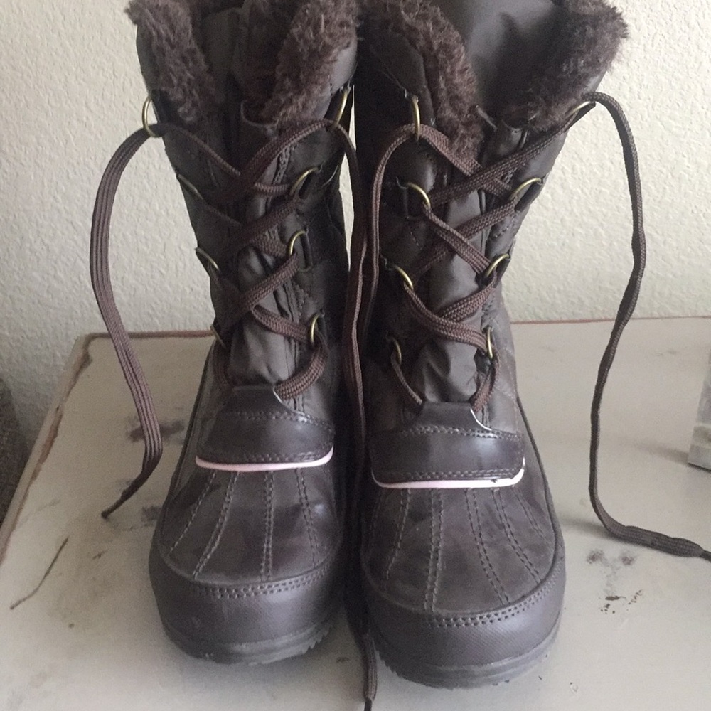 Brown and pink quilted snow boots